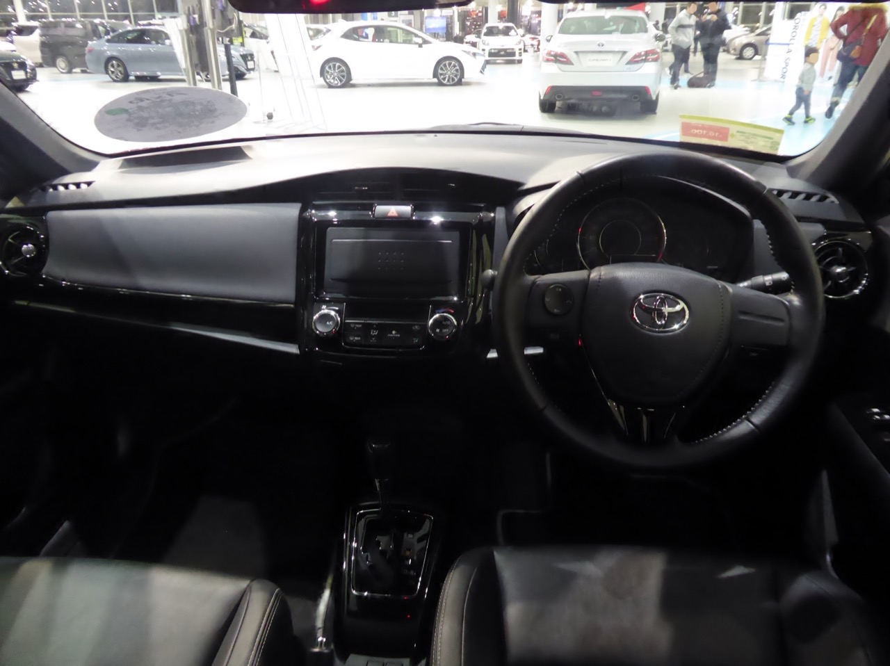 カローラアクシオNRE161の運転席とメーター