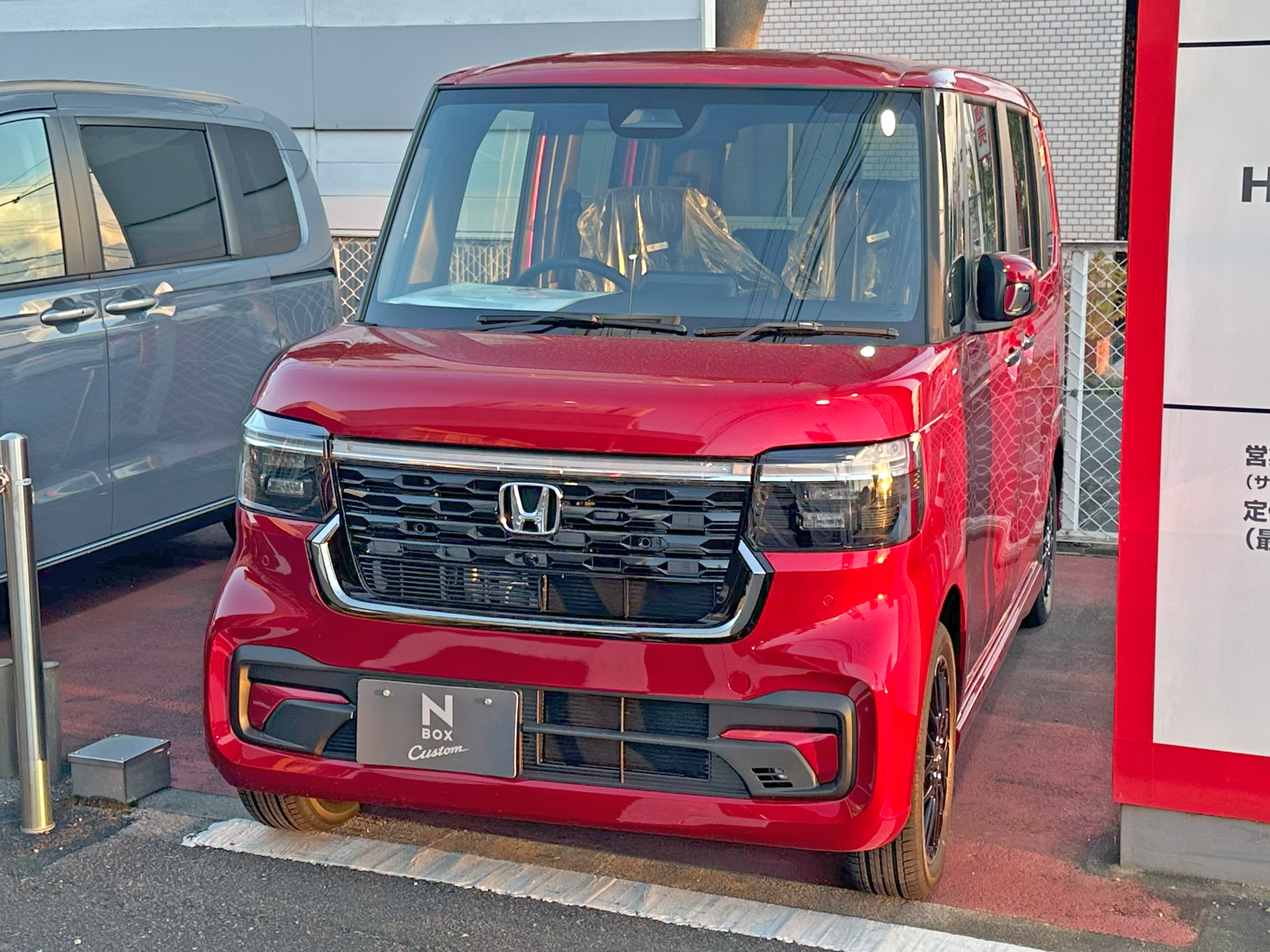 赤いHonda N-BOX CUSTOM JF5のフロント。3代目N-BOXの外観