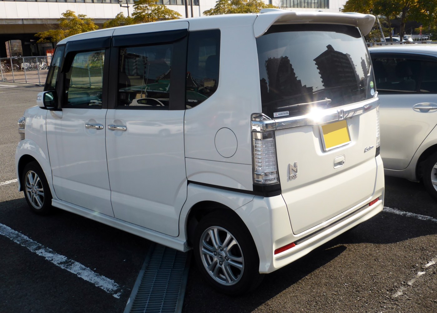 初代ホンダN-BOXカスタム JF1・JF2系を後方から見た車種イメージ