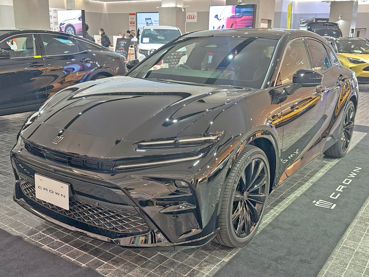 6AA-AZSH36W型トヨタ クラウンスポーツZの実車外観（展示車）