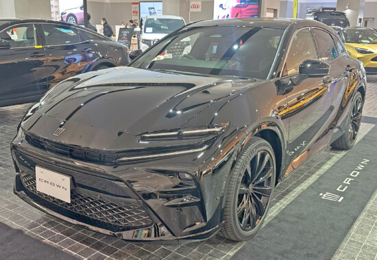6AA-AZSH36W型トヨタ クラウンスポーツZの実車外観（展示車）