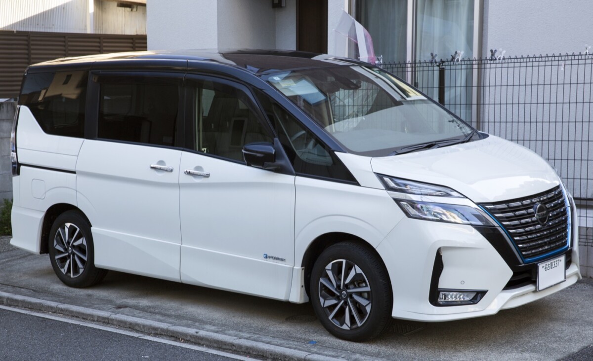 白と黒のセレナC27 e-POWER ハイウェイスターG