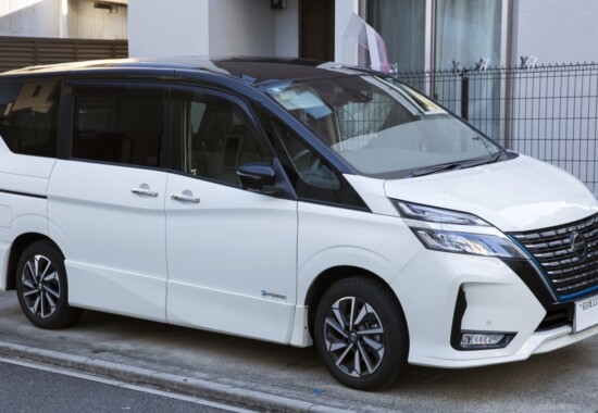 白と黒のセレナC27 e-POWER ハイウェイスターG
